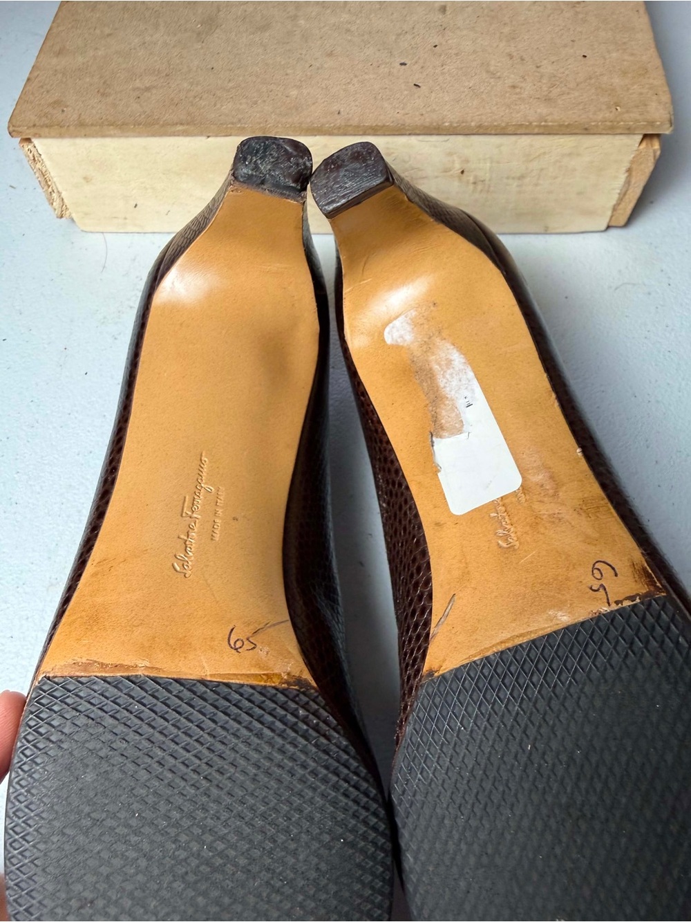 Ferragamo Ladies Leather Pump Reptile Skin Horseshoe Sz 8.5 Brown Heels - Picture 8 of 13